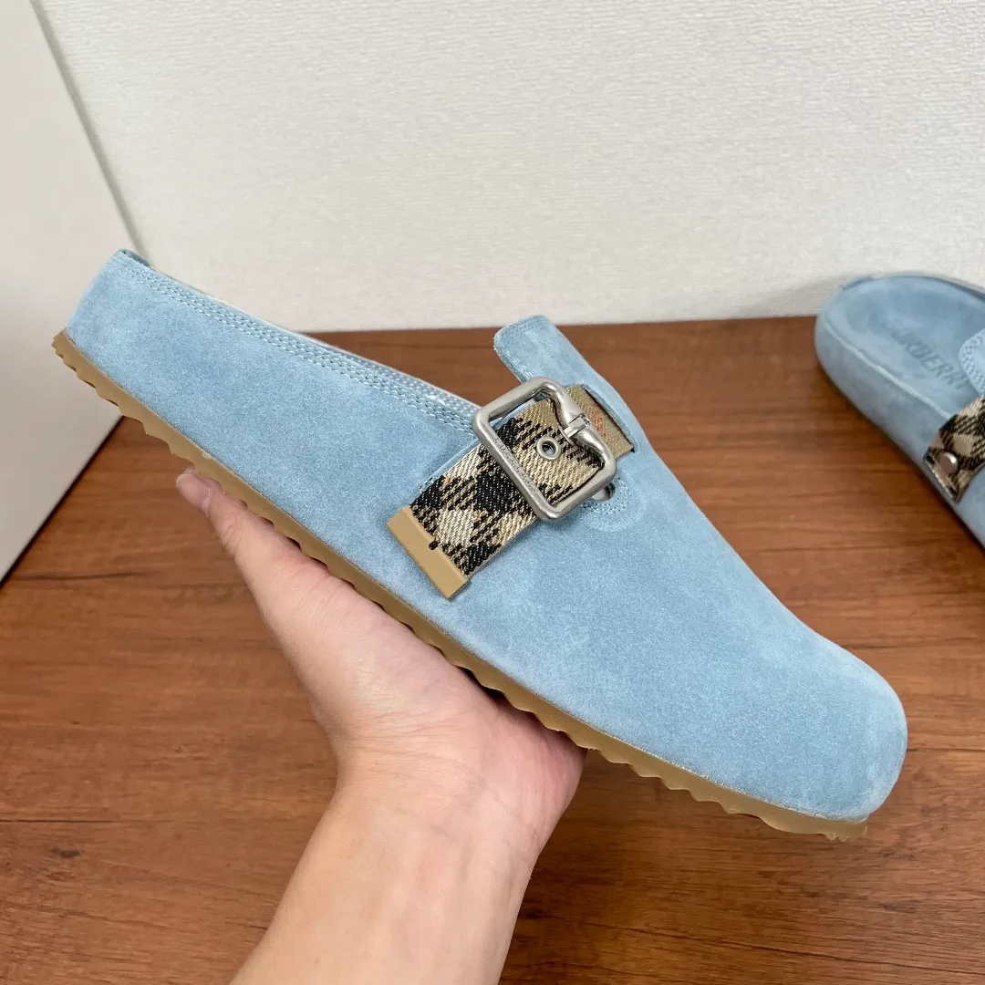 Men's Men's Shoes 💰340【New Style】🐝🐝Burberry New Burberry - Men's Checked Leather Urchin Half-Flop Sandal Made of soft suede cowhide and calfskin, these half-flop sandals feature an adjustable B-shaped buckle strap and are decorated with the signature sand-colored Burberry check in jacquard worsted. The upper wraps around the midsole and is paired with a sole made of the same upper material with an embossed logo on the heel and a wavy rubber outsole embellished with the Burberry lettering. Fashionable and casual! Comes with full set of original packaging dust bag! Code number: 39-40-41-42-43-44 standard code (38/45 can be customized and returns and exchanges are not supported)